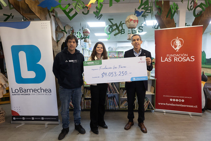 Libros que se transforman en solidaridad: Lo Barnechea entrega donación a Fundación Las Rosas