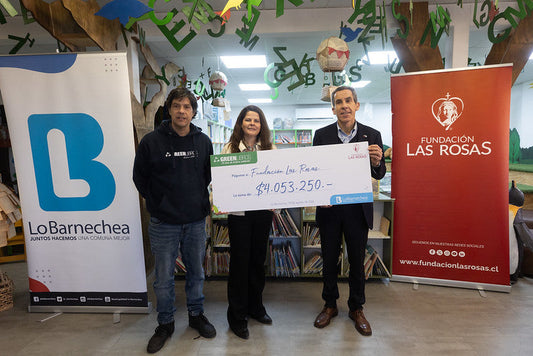 Libros que se transforman en solidaridad: Lo Barnechea entrega donación a Fundación Las Rosas