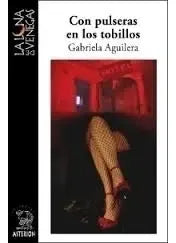 Con pulseras en los tobillos