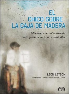 El chico sobre la caja de madera
