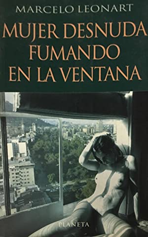 Mujer desnuda fumando en la ventana