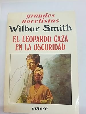 El leopardo caza en la oscuridad